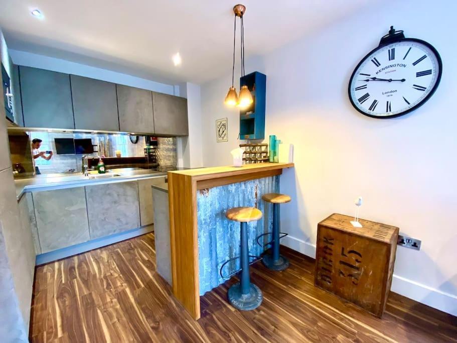 Stunning Little House On Poole Quay - Free Secure Parking & Wifi - In The Heart Of The Old Town - Great Location - Free Parking - Fast Wifi - Smart Tv - Newly Decorated - Sleeps 2! Close To Poole & Bournemouth & Sandbanks エクステリア 写真